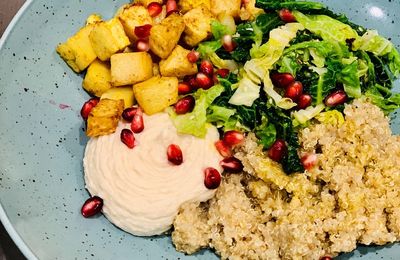 Buddha Bowl végétarien : Quinoa, Céleri confit au curry, Embeurrée de chou au sésame, Houmous de haricots blancs et grenade