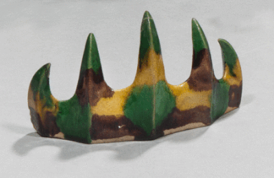 Porte-pinceaux dentelé en biscuit émaillé arlequin, vert, brun et jaune. Époque Kangxi (1662-1722)