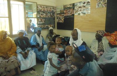 Remise des cartes pour la prise en charge sanitaire aux déplacés du Nord du Mali , le 28-11-2012 à Bamako