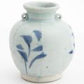 Petit vase globulaire en céramique à glaçure bleutée, Chine style dynastie Yuan, XIVe s