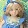 Petite fille en bleu dans un parc