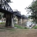 2 photos du train sur la rivière Kwai