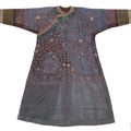 a fine embroidered gauze robe with turquoise dragon motifs , China, Qing dynasty (2nd half)