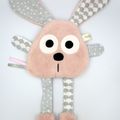 Doudou lapin plat rose et gris