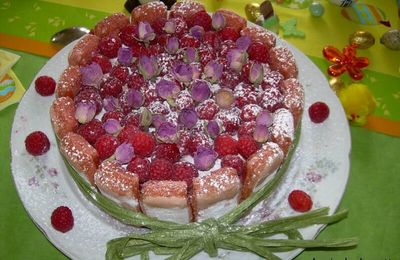 CHARLOTTE AUX FRAMBOISES ET AUX BISCUITS ROSES