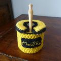 Serial crocheteuses : n° 216 comestible,  jaune , grande gueule. Qui suis-je ? .....un pot de moutarde 