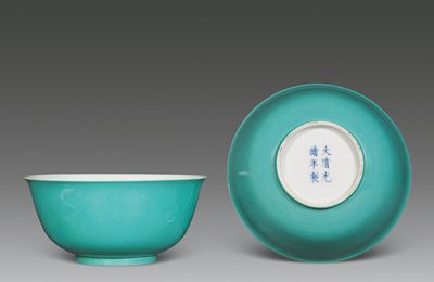 A pair of  green glazed bowls. Guangxu Period, Qing Dynasty (1368-1644)