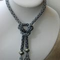 Collier fait au crochet gris