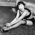 Bettie une femme à la Page aussi attachée qu'attachante