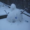 Un bonhomme de neige enseveli