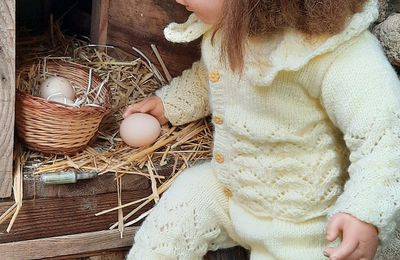 Raphaëlle la petite fermière...cueillette des noeufs...