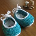 Des petits chaussons en technique mixte : couture et crochet inspiré du livre "des chaussons pour bébé"