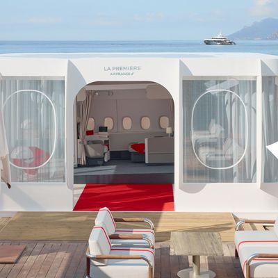 La Plage Air France à Cannes Illumine le Festival avec La Première