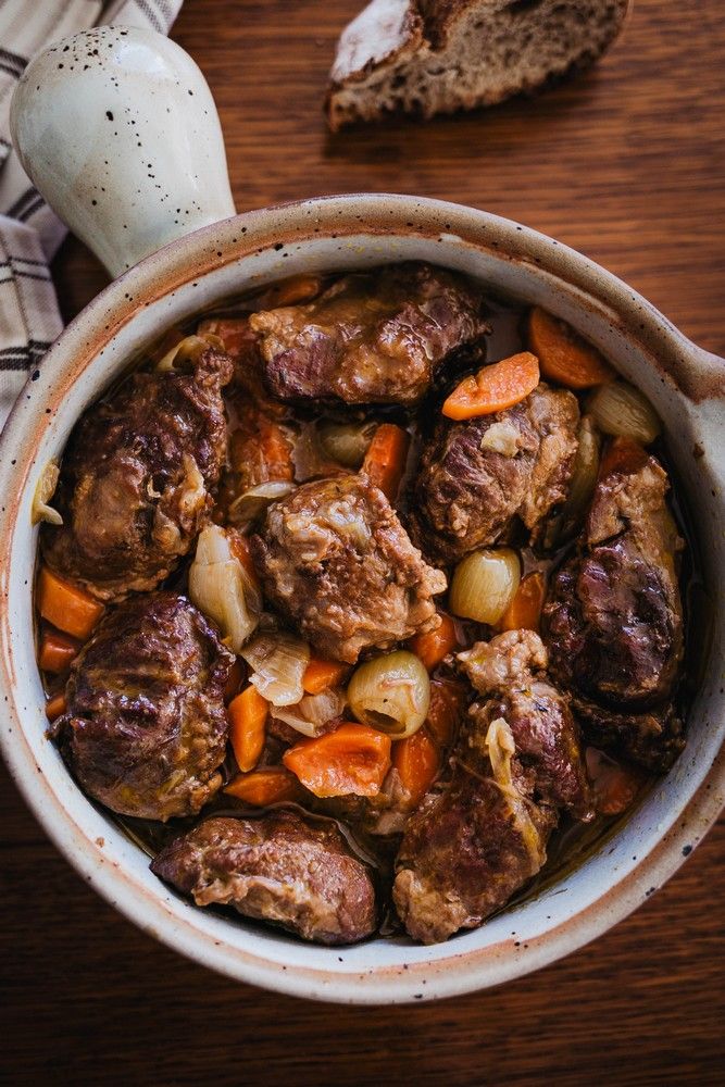 joues de porc au cidre, carottes, petits oignons, plat réconfortant, recette hiver, plat meilleur réchauffé, plat en sauce, viande fondante