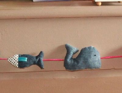 une guirlande de poissons en tissu imprimé et jean