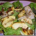 Salade de boudin blanc aux graines de s&eacute;same et pommes caram&eacute;lis&eacute;es.