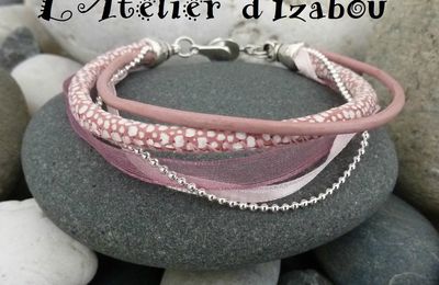 Rose comme un bonbon acidulé, mais ne se mange pas ! Ce bracelet multimatières rose, cuir, cuir serpent, organza, satin...