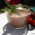 Smoothie aux fruits de saison et fruits secs avec de la poudre de feuilles de graviola corossol Bio et du lait de coco