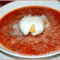 Soupe à la tomate et oeuf mollet 