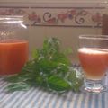 Jus de carottes et concombres et citron et orange et pommes