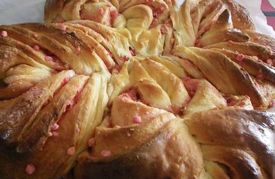 Brioche sculptée aux pralines roses