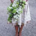 Petite robe de mariée, grand bouquet 