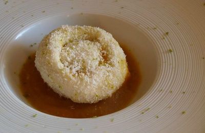 Coussin moelleux à la noix de coco & combava, coulis de mangue