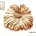 BR111 - Broche fleur en bronze doré