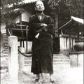 Ozaki Hôsai / 尾崎 放哉 (1885 – 1926) : « Sur la pointe d’une herbe... »