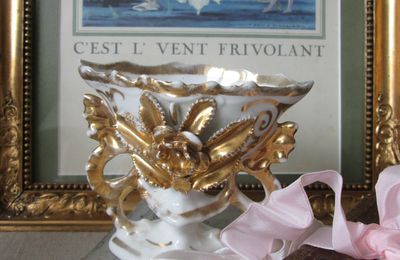 Petit vase de mariée en porcelaine de Paris blanc et doré