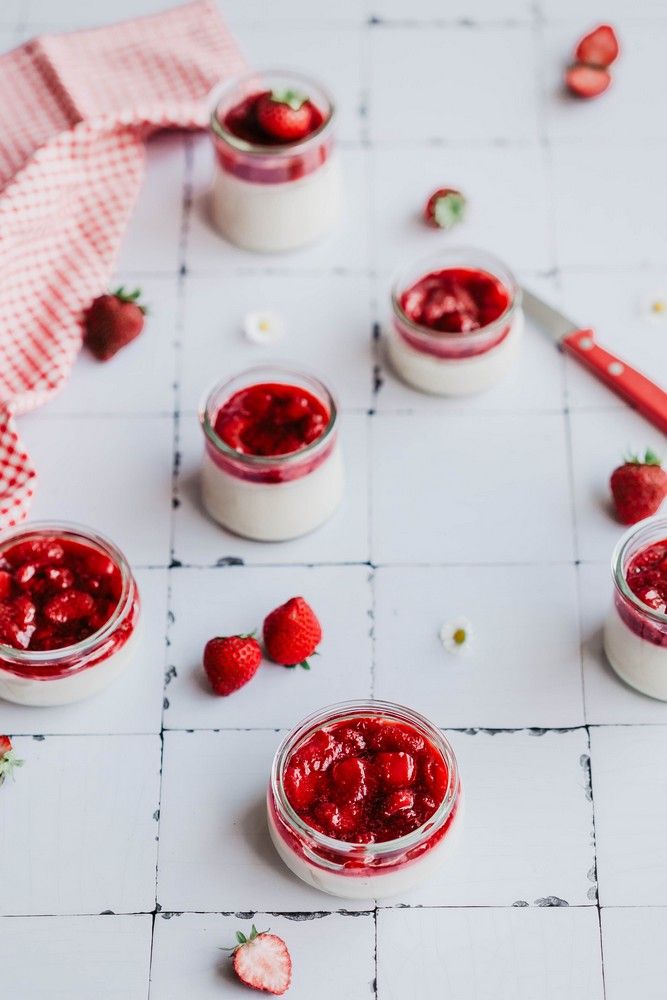 petites crèmes sans four, sans oeuf, sans gluten, express, facile, rapide, compotées de fraises, fleur d'oranger