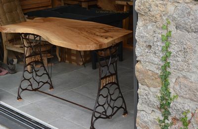 Bureau en bois massif sur pieds de machine à coudre