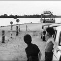 1969 - Passage en bac du fleuve Comoé - Côte d'Ivoire - Mon cousin et moi.