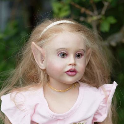 Theona la grande elfe adoptée aux USA.