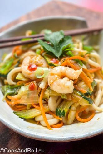 Wok de crustacés, légumes et nouilles soba