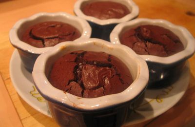 Fondant au chocolat, coeur coulant, émincé de pommes acidulées