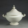 Rare soupière en faïence fine blanc uni. Montereau, 1804-1810.