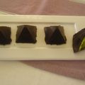 chocolat en pyramide:  pistache et chocolat blanc