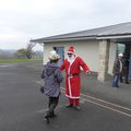 Club Libre des Américaines & des Anciennes. Repas du 14.12.2014 à Voutezac. Le pére Nöel (Julien) acceuille ses invités.