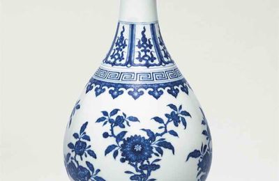 A blue and white garlic-mouth vase, Daoguang six-character seal mark in underglaze blue and of the period (1820-1850)