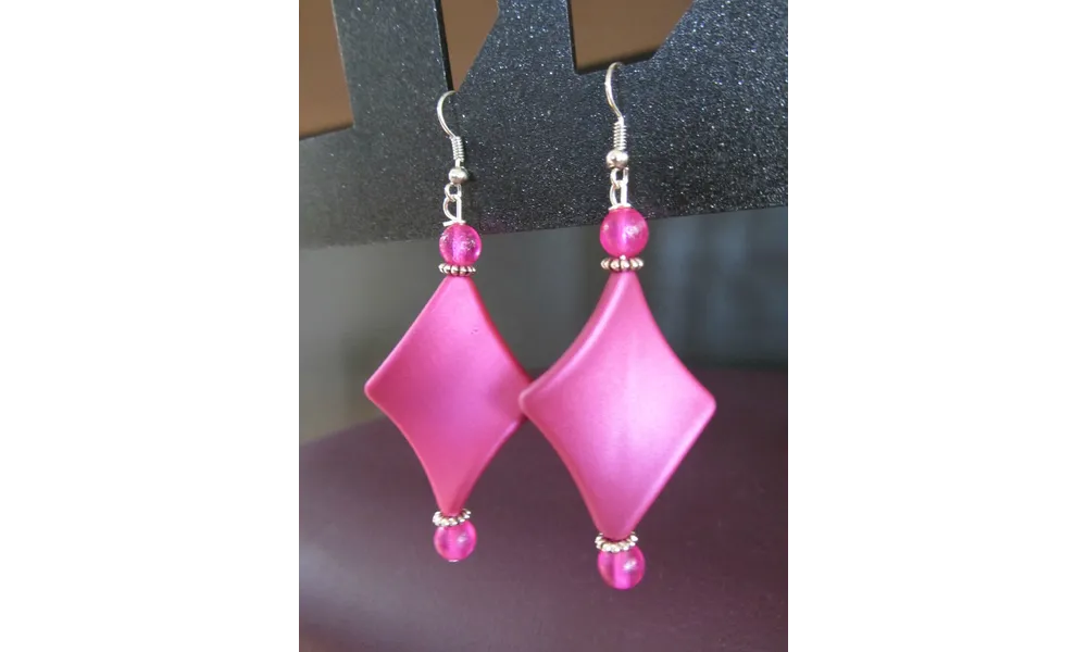 boucles en losanges roses