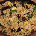 Recette chinoise: riz sauté aux champignons noirs, oeufs, épinards et échalotte. 