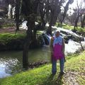 Hassna au bord coule d'eau à Ifrane et la plus vieille arbre d'azrou au Maroc