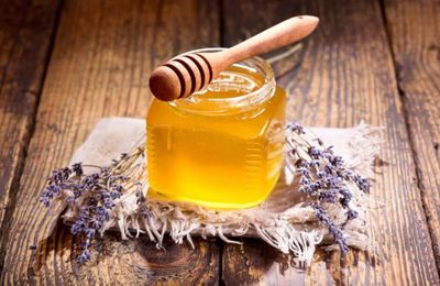 Rituel d’amour avec le nom et miel : attirer et renforcer l’amour sincère