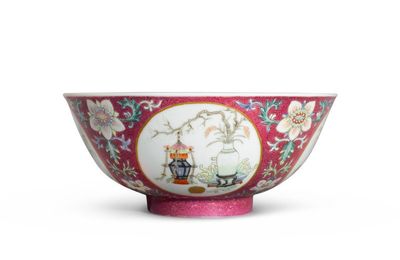 A fine ruby-ground sgraffiato ‘hundred antiques’ bowl, Seal mark and period of Daoguang 