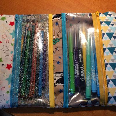 Une trousse pour les feutres et crayons de couleurs