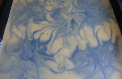Recette d'un savon bleu à la menthe poivrée avec marbrage fleurs