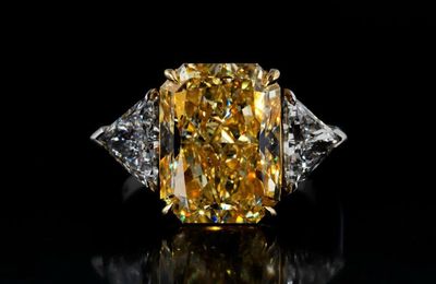 8,01 ct Fancy yellow diamond ring