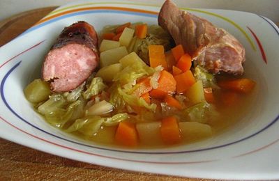Soupe paysanne au chou frisé, saucisse de Morteau et vin blanc