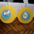 boucles d'oreilles rondes en feutrine jaune et bleu